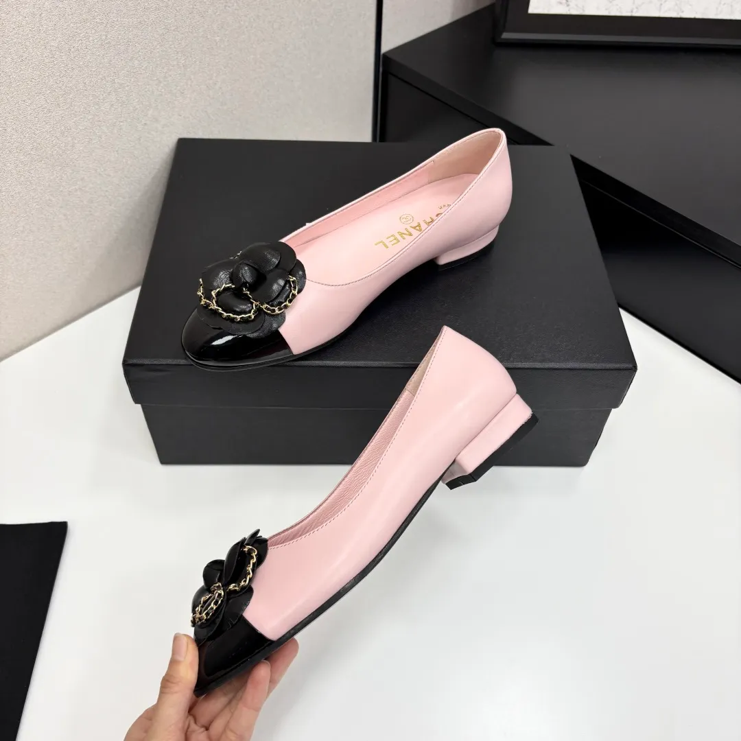 👟👟Ex-factory price 580👟👟 CHANEL｜Chanel Chanel 25C early spring new product Camellia series flat shoes This season’s Camellia series is really beautiful😍 Grandma Xiang’s family has always been elegant and ladylike, full of high-end sense! It’s very nice on the feet~ Whether worn barefoot or paired with skirts or trousers, it’s very versatile! Incomparably beautiful! Extraordinarily fairy 🧚 Overwhelmingly girly‼ ️ The upper is made of imported lambskin, the lining is made of mixed sheepskin, and the Italian A-grade leather outsole Size: 35-39 (40/41 customized)